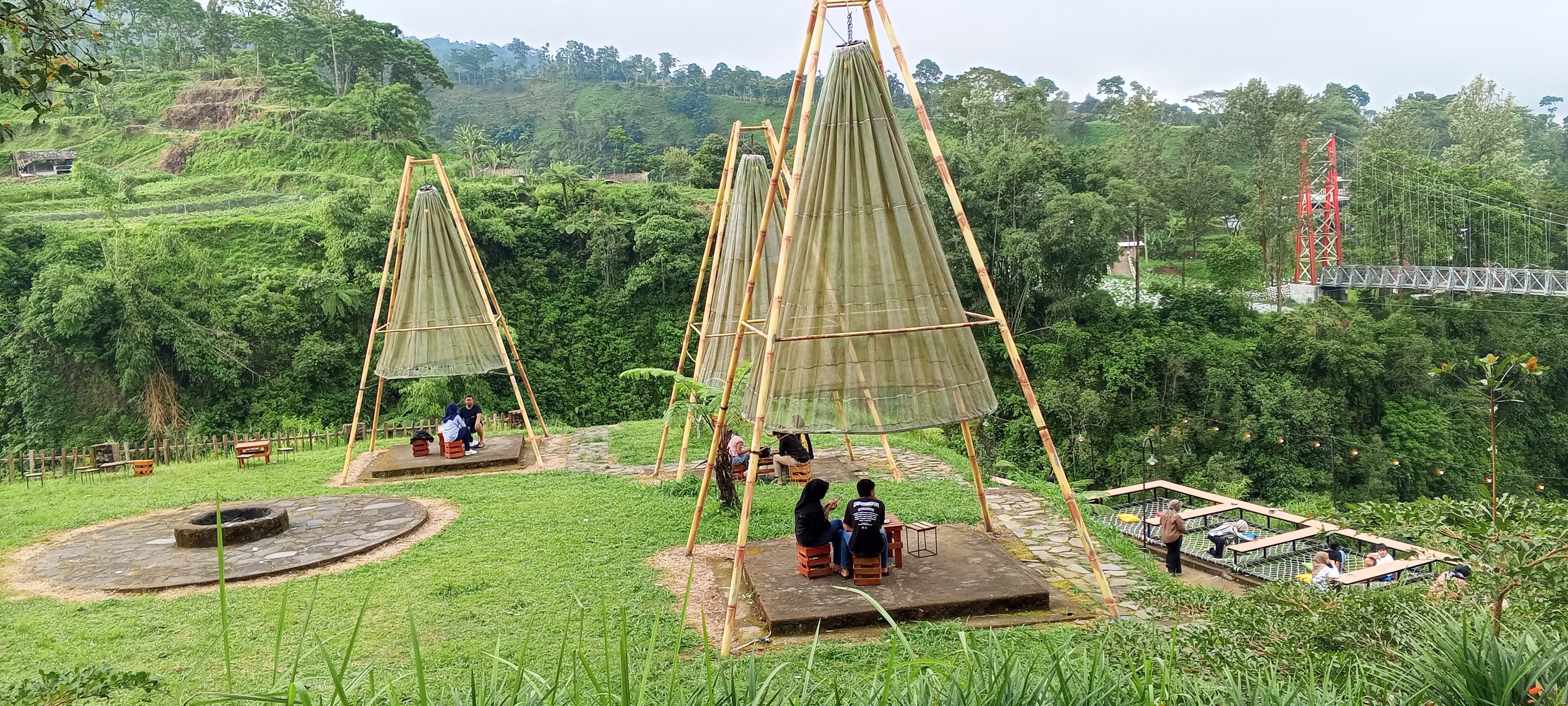 Pengunjung menikmati view indah Gunung Merapi dari Green valley Coffee Camp di Klaten.
