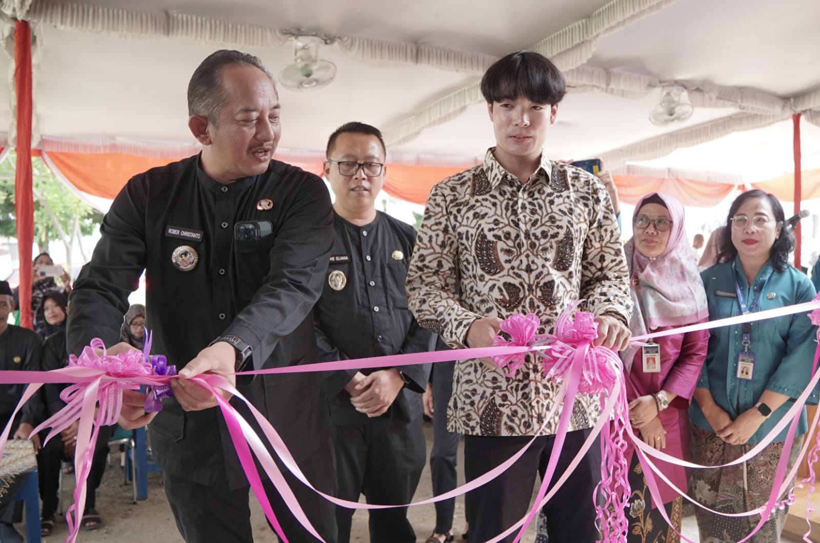 Bupati Karanganyar Rober Christanto bersama perwakilan pemerintah Jepang meresmikan gedung persalinan di Puskesmas Kebakkramat 2, Kamis (15/5/2025). (Rudi Hartono/Radar Solo)