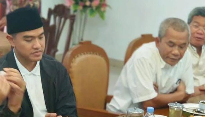 Ketua DPD PSI Sragen Tatag Prabawanto (kanan) saat bersama Ketum PSI Kaesang Pangarep. (Ahmad Khairudin/Radar Solo)