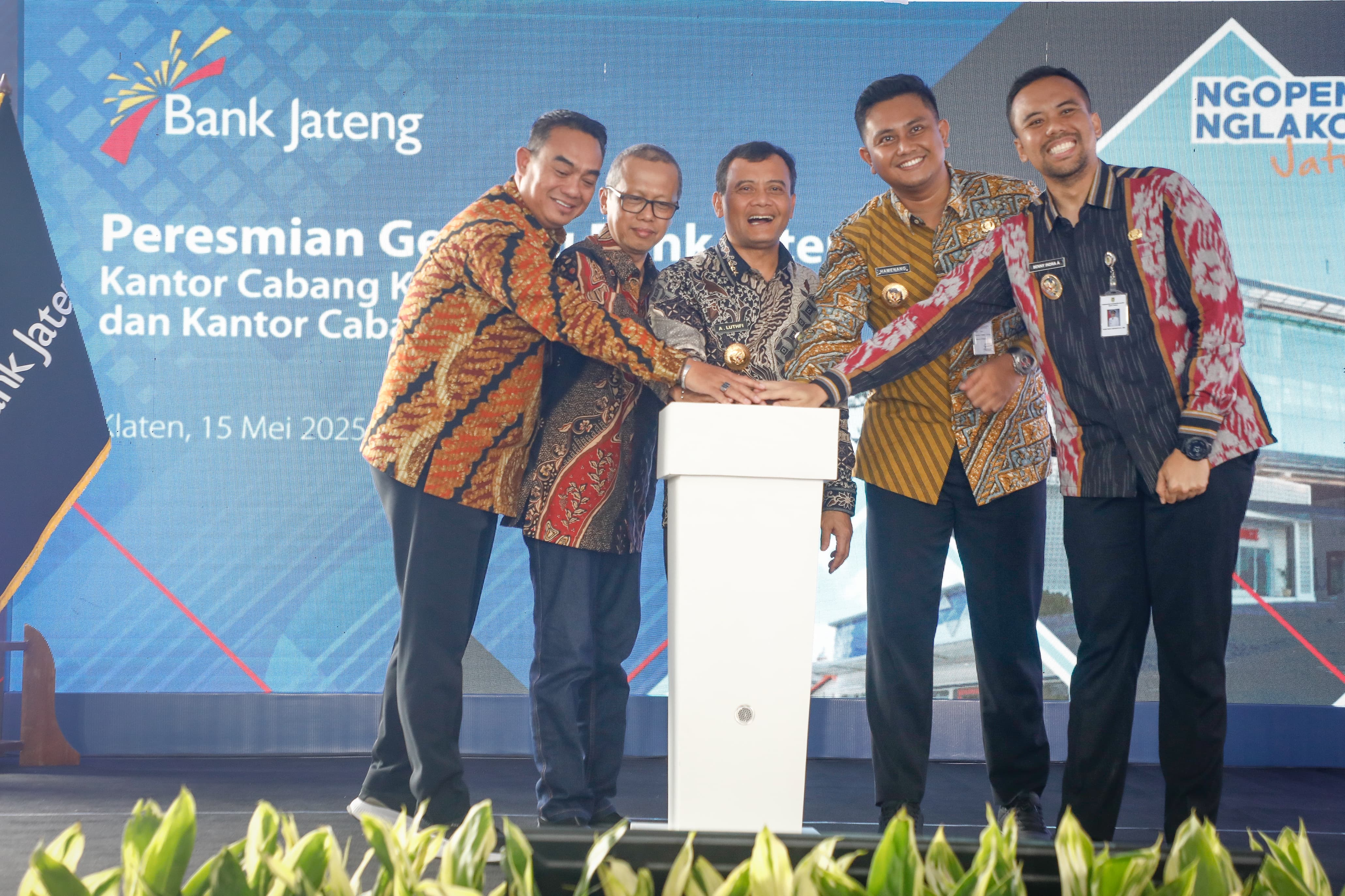 Gubernur Jateng Ahmad Luthfi (tengah) resmikan gedung baru Kantor Cabang Bank Jateng Klaten dan Kantor Cabang Pembantu Jatinom, Kamis (15/5/2025).