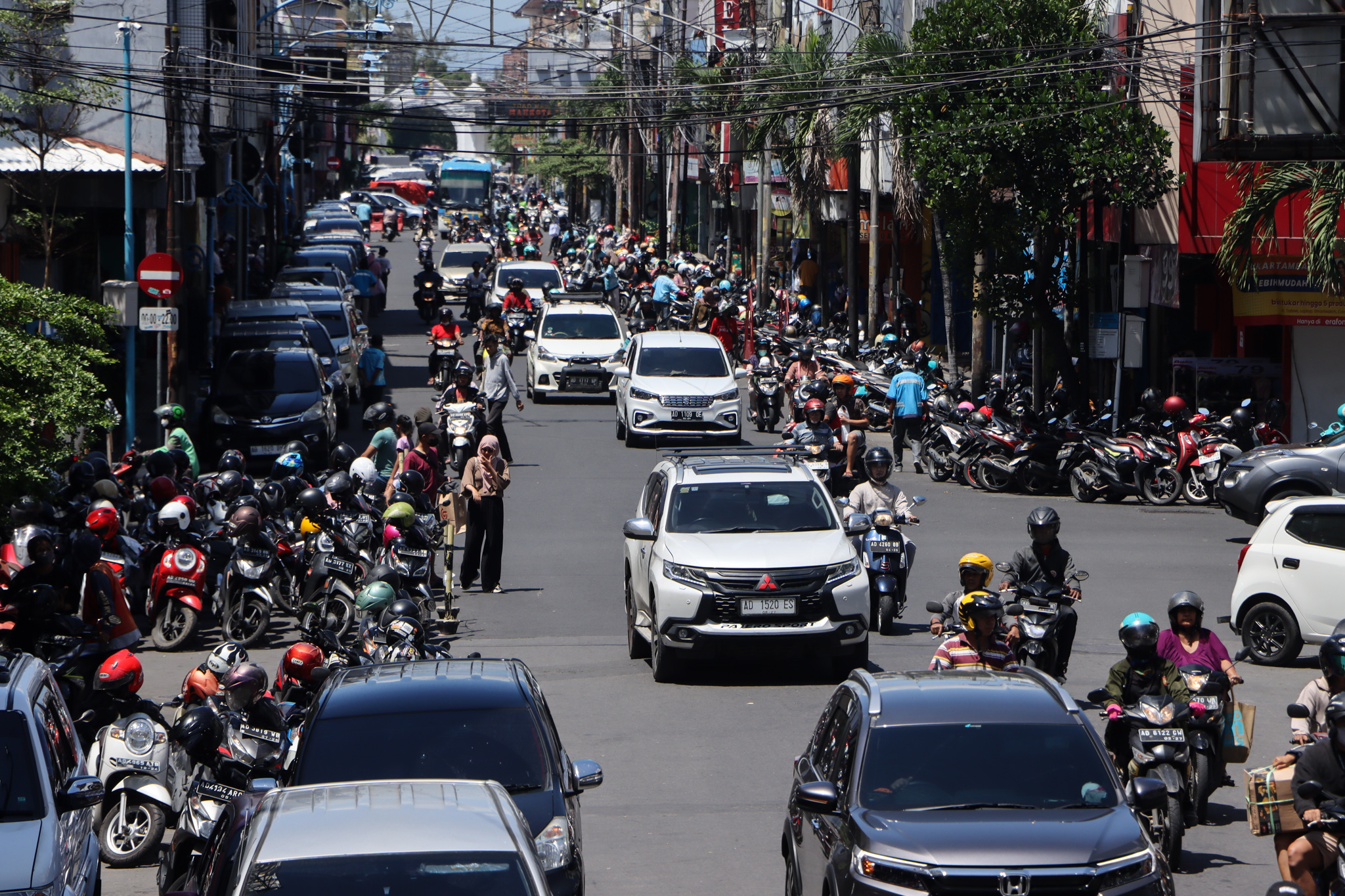 Suasana lalu lintas kawasan perdagangan Coyudan, Solo. (M Ihsan/Radar Solo)