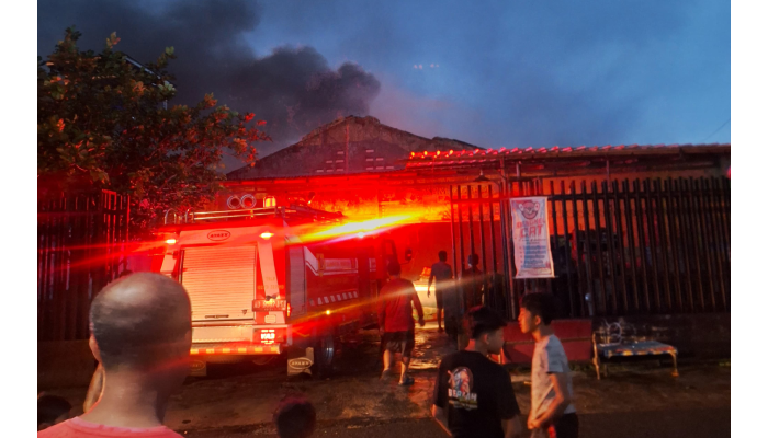 Petugas Damkar Wonogiri berupaya memadamkan api yang membakar rumah warga di Giripurwo.