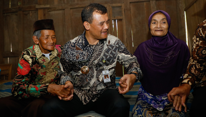 Gubernur Jateng Ahmad Luthfi bersama pasutri lansia&nbsp;Wagiman dan Samiyem yang akan menerima program perbaikan RTLH.