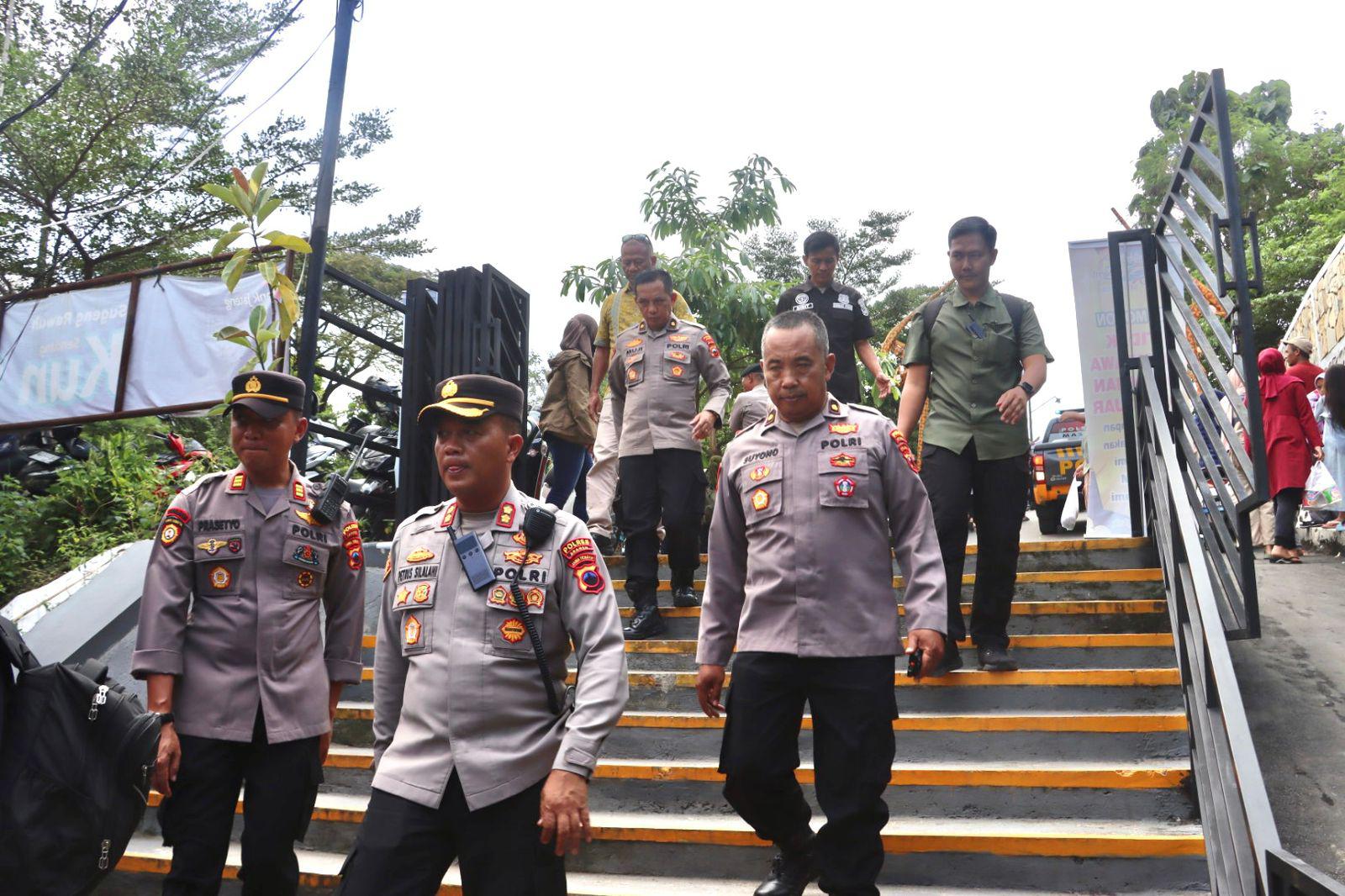 Kapolres Sragen AKBP Petrus Parningotan Silalahi (tengah) pimpin patroli pemberantasan premanisme. (Ahmad Khairudin/Radar Solo)
