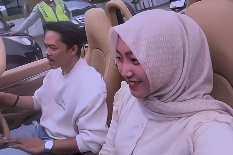 Safnoviar Tiasdi atau yang akrab dipanggil Safno viral usai mengunggah video bersama perempuan berhijab di mobil merah, pacar baru?