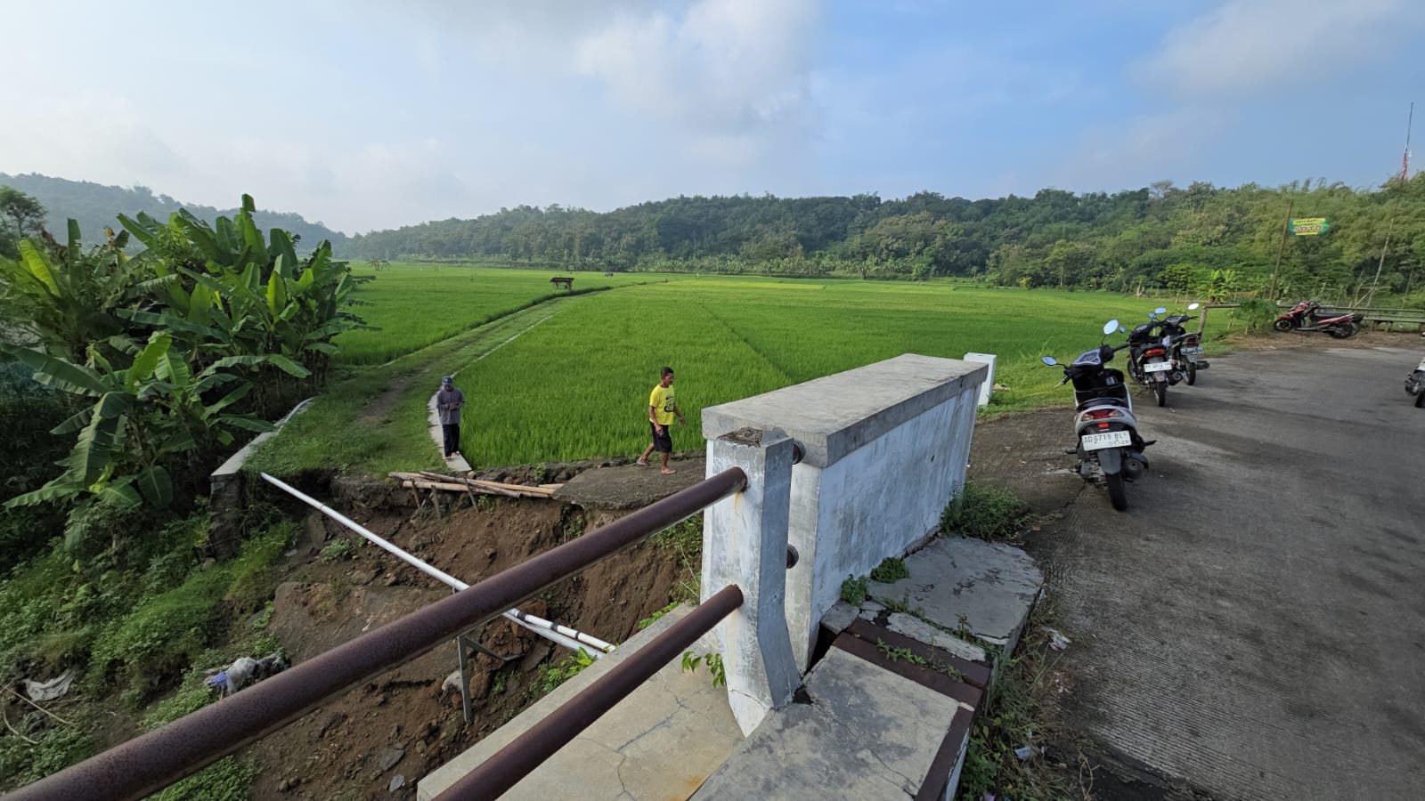 Kondisi Jembatan Cinta yang jadi jalan usaha tani perbatasan Sragen-Karanganyar di Desa Krikilan, Kecamatan Kalijambe, ambrol. (Ahmad Khairudin/Radar Solo)