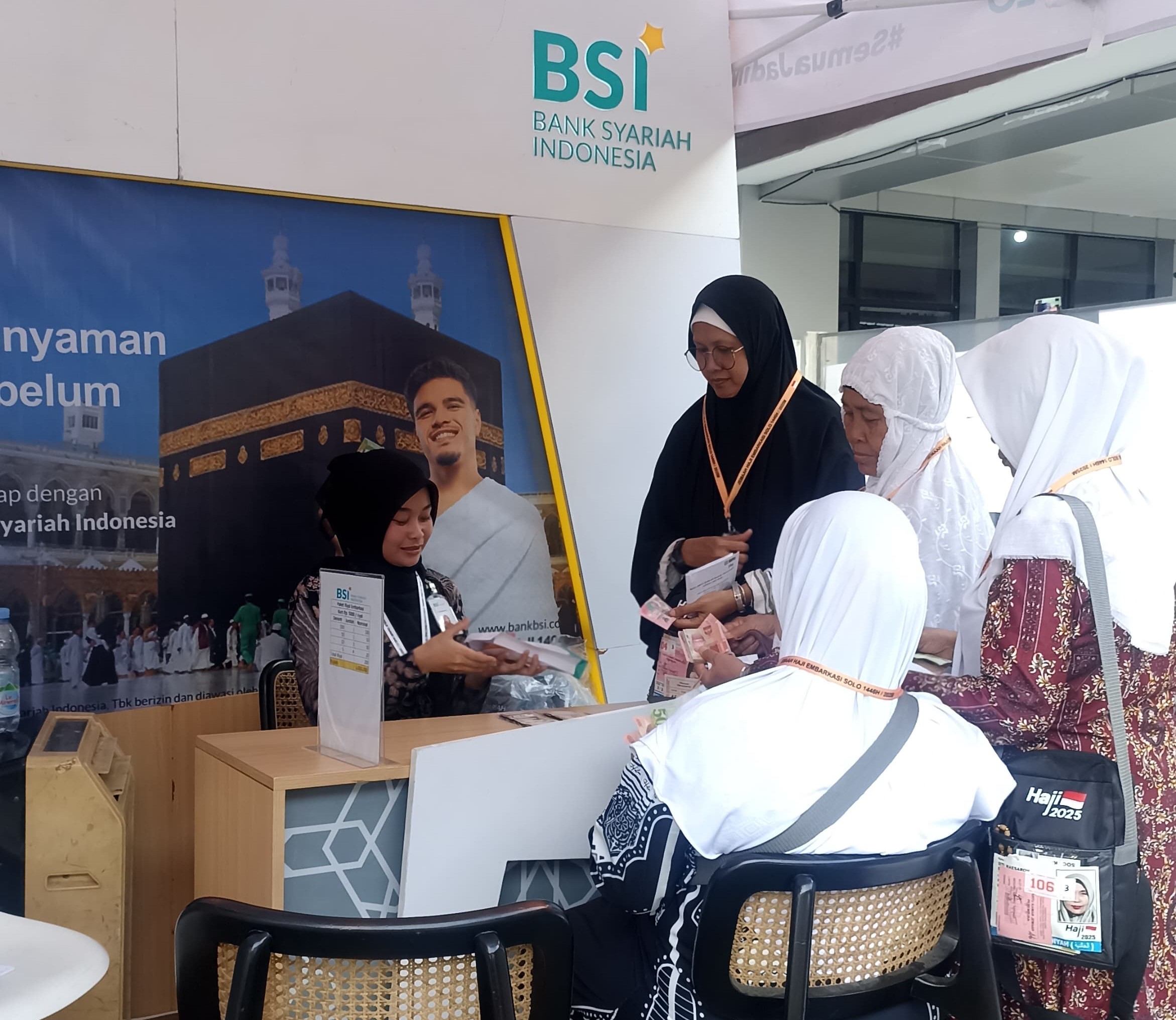 Petugas layanan PT Bank Syariah Indonesia Tbk (BSI) sedang melayani nasabah calon jemaah haji di salah satu embarkasi haji.