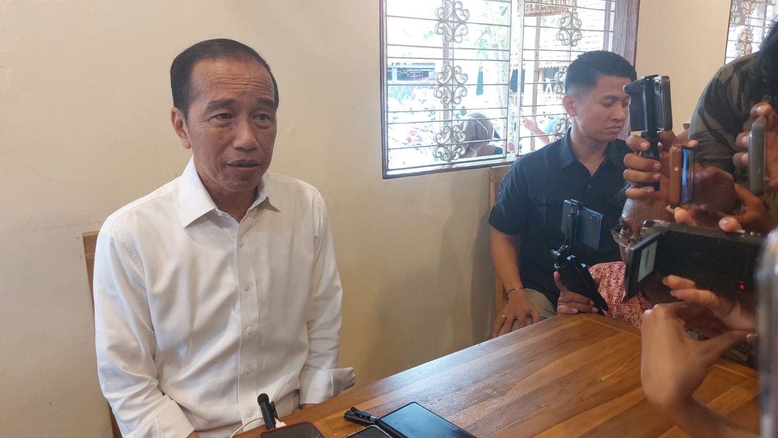 Jokowi beri keterangan pers terkait rencananya ikut dalam bursa ketum PSI di kediamannya, Kamis (15/5/2025).