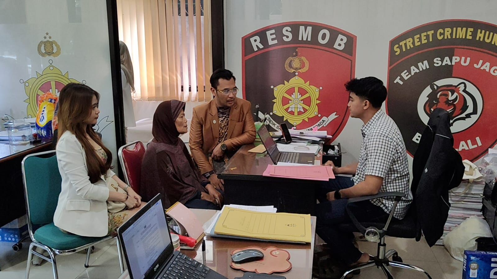 Saparni bersama kuasa hukumnya mendatangi Mapolres Boyolali untuk menyerahkan surat kuasa ke penyidik, Kamis (15/5/2025).