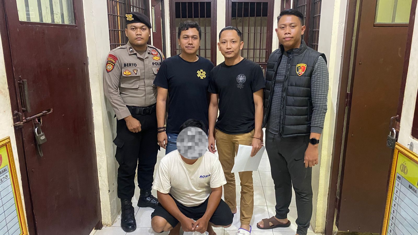 Ardi Paramudhita, 31, (jongkok) warga Kecamatan Jatisrono, Wonogiri menjadi tersangka peredaran uang palsu.