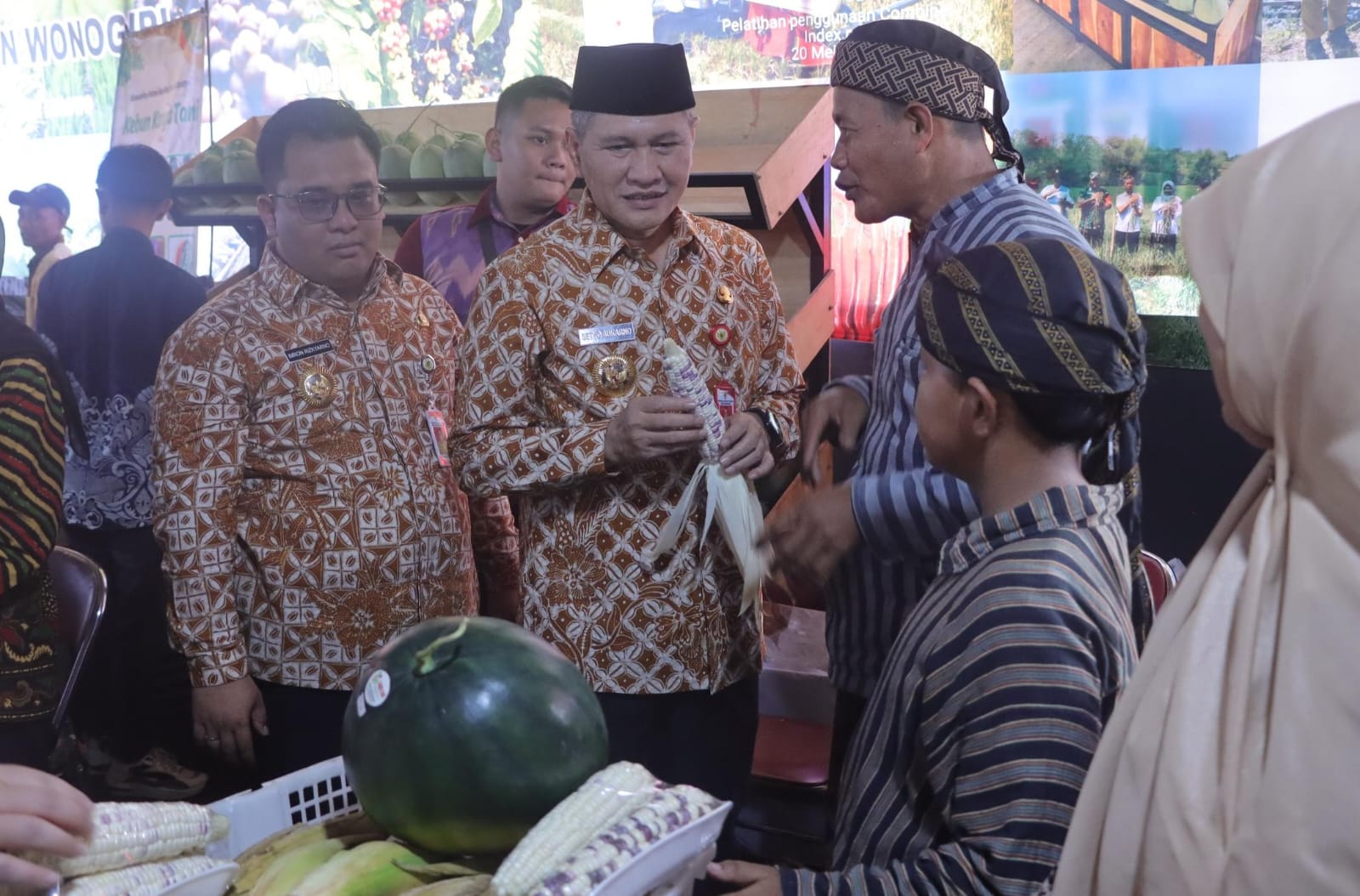 Bupati Wonogiri Setyo bersama Wabup Imron Rizkyarno memantau stand yang ada di Wonogiri Expo, Kamis (15/5/2025).