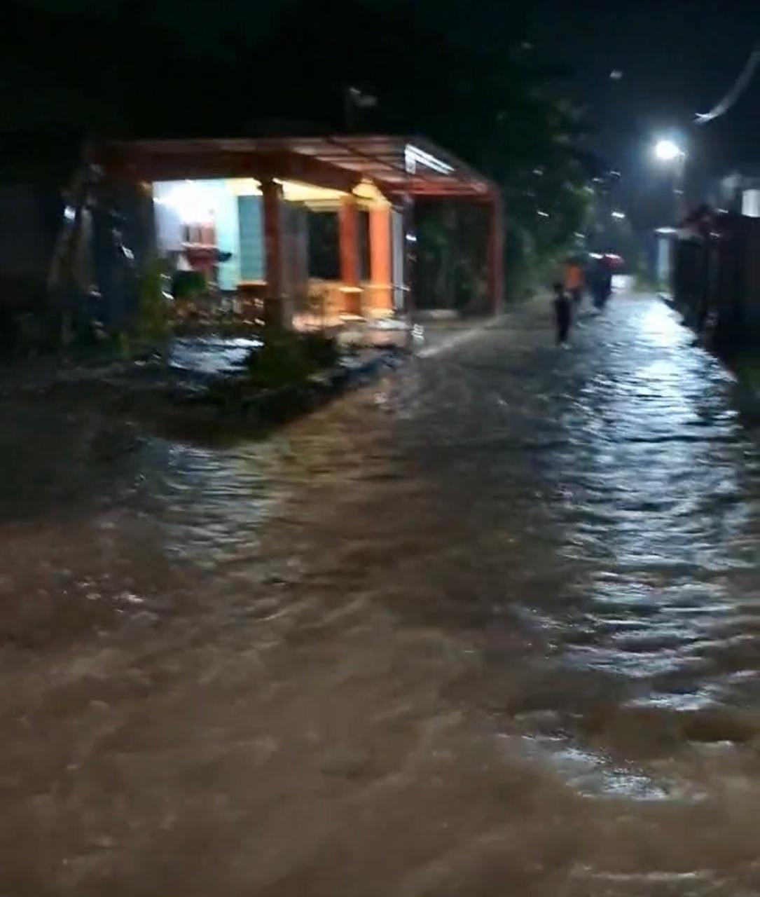 Banjir yang merendam perkampungan warga di Kecamatan Weru, Sukoharjo, Kamis malam (15/5).