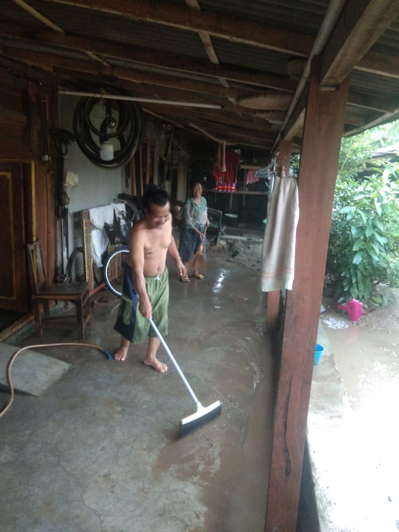 Warga terdampak banjir di Sukoharjo mulai bersih-bersih rumah, Jumat (16/5) pagi.