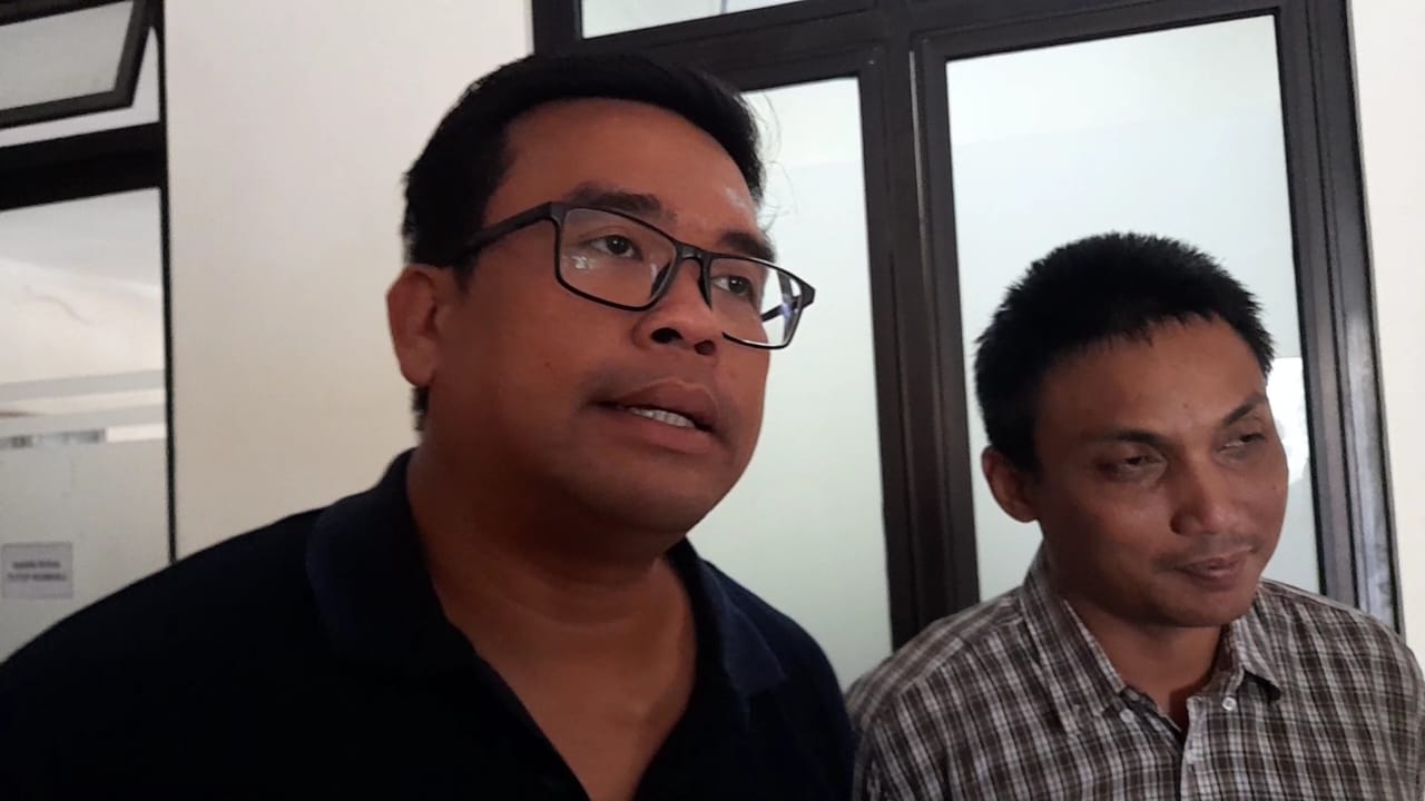 Kasi Intel Kejari Karanganyar Bonard David Yuniarto (kiri) beberkan temuan barang bukti dugaan korupsi di Dinkes Karanganyar, Jumat (16/5/2025)