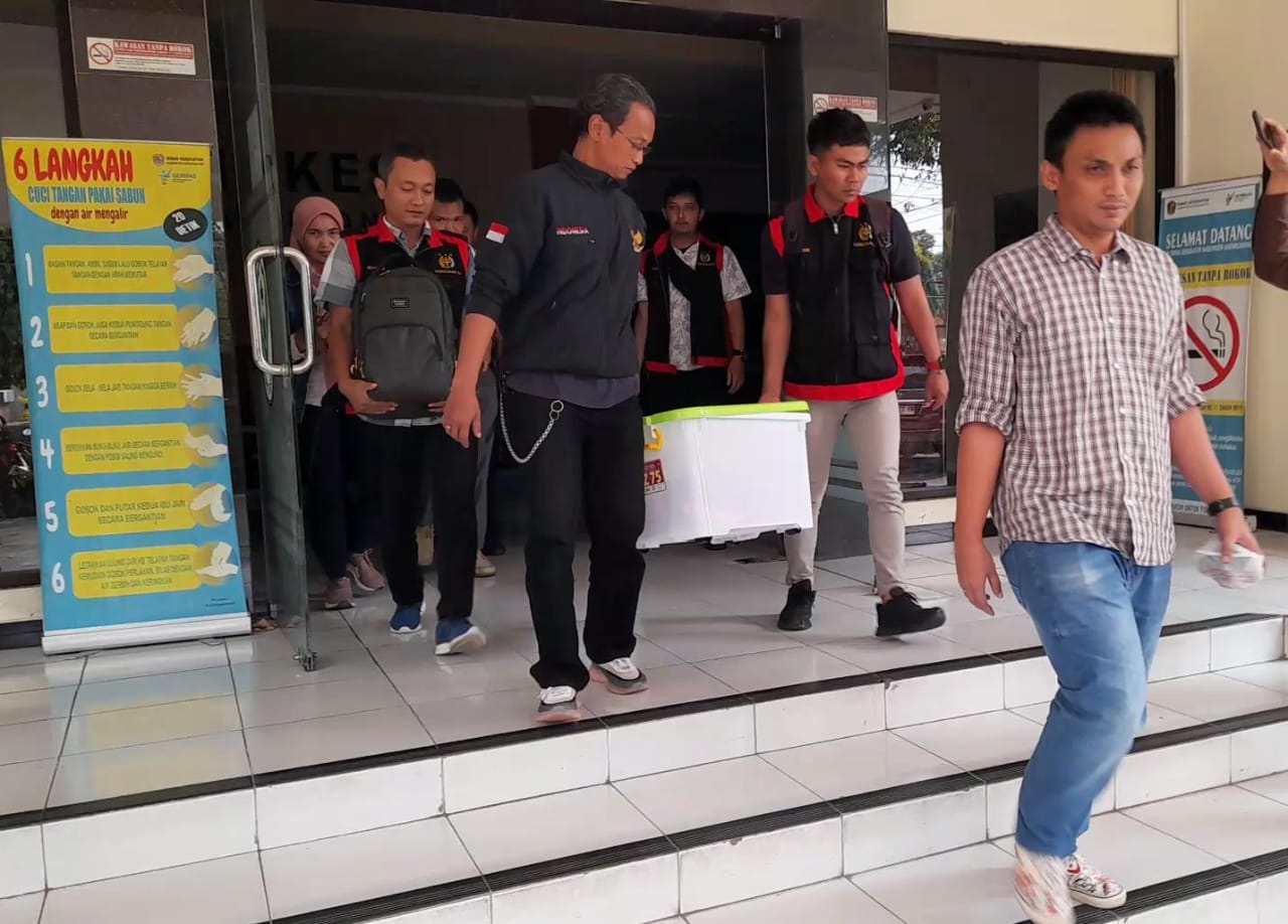 Tim Penyidik Kejari Karanganyar membawa berkas-berkas barang bukti kasus dugaan korupsi pengadaan alkes di Dinas Kesehatan Karanganyar, Jumat (16/5/2025). (Rudi Hartono/Radar Solo)