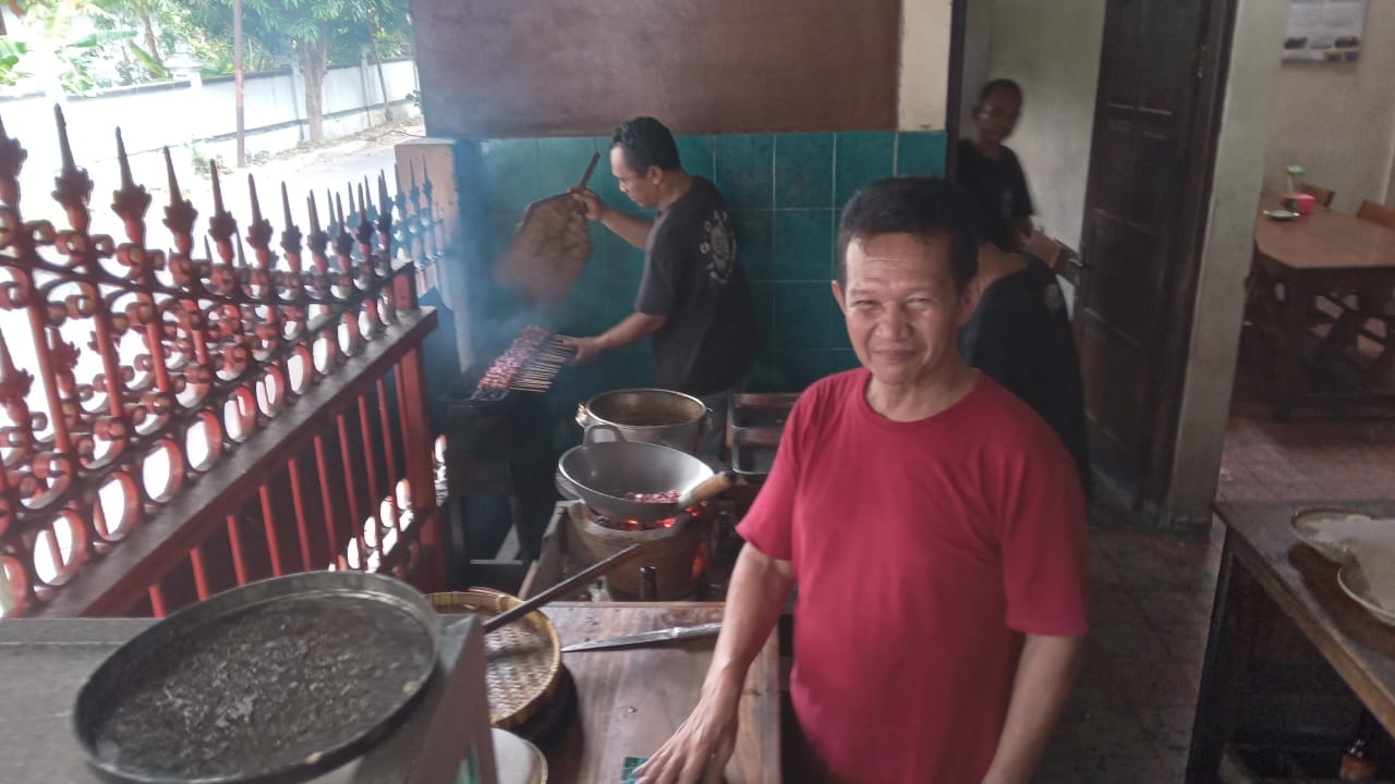 Momo, pemilik warung sate kambing Pak Momo di Simpang Lima Sukoharjo.