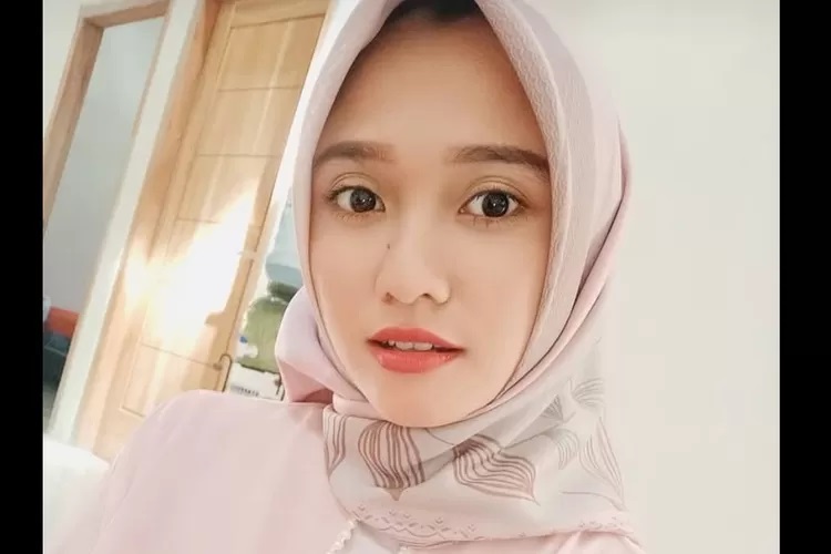 Potret Ida Nur Hayati, Sekdes Lamongan yang Jadi Sorotan Hingga Trending Usai Viral Foto Mesra dengan Kades di Kamar Hotel