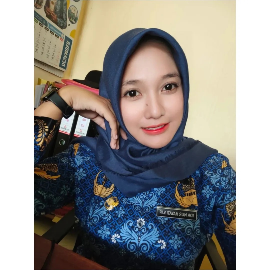 Profil Ida Nur Hayati, Sekdes di Lamongan, tengah menjadi perbincangan hangat di dunia maya lantaran foto mesra dengan kades di kamar hotel