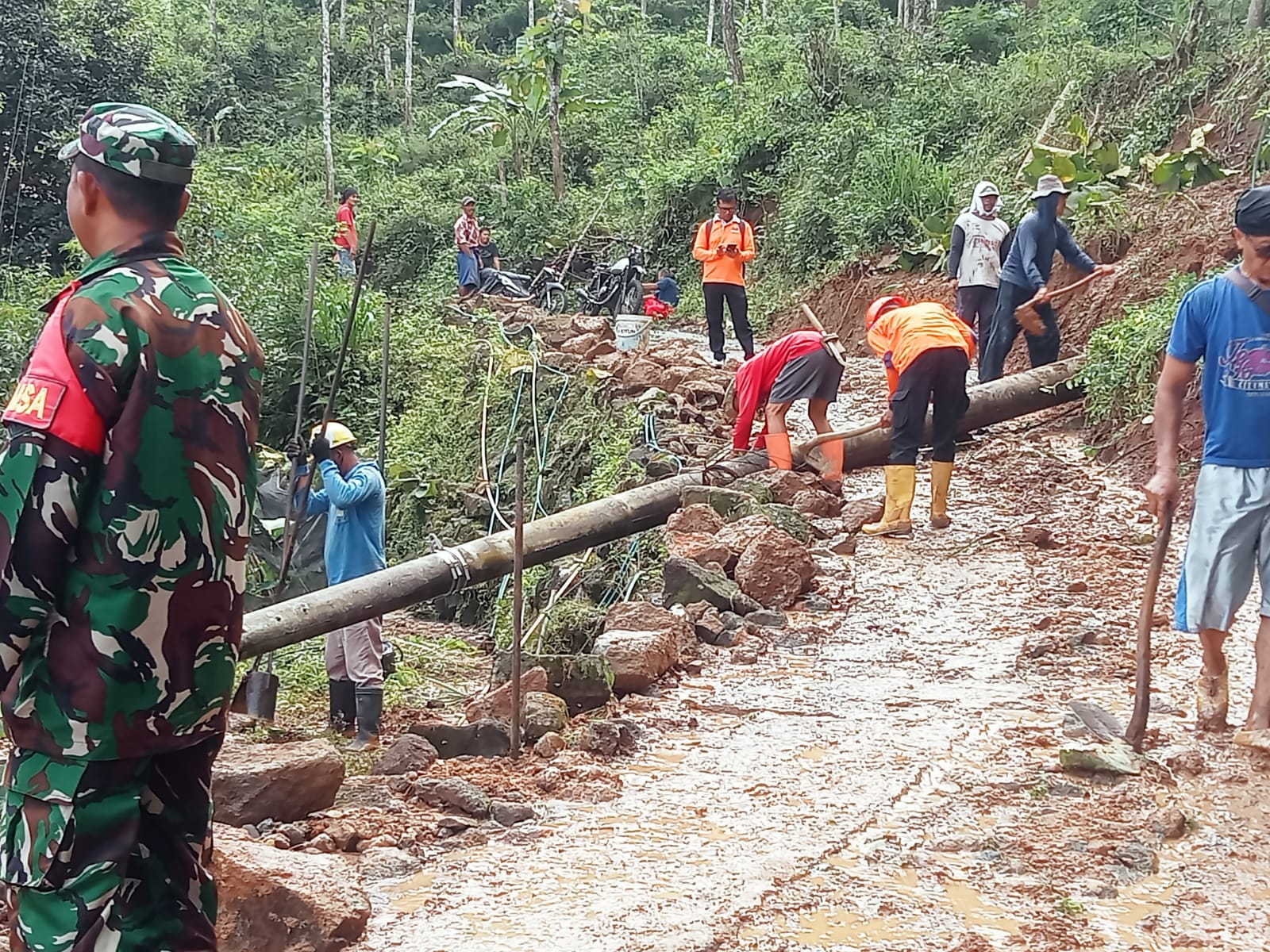 Penanganan dampak tanah longsor di Wonogiri yang dilakukan tim gabungan, Jumat (16/5/2025).