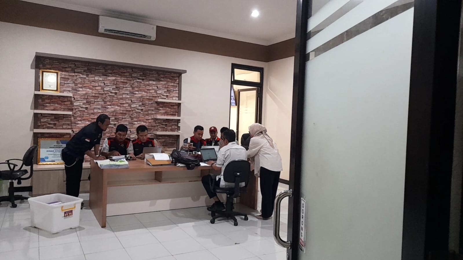 Tim Kejari Karanganyar saat menggeledah kantor Dinas Kesehatan (Dinkes) Karanganyar terkait dugaan korupsi pengadaan alat kesehatan, Jumat (16/5/2025). (Rudi Hartono/Radar Solo)