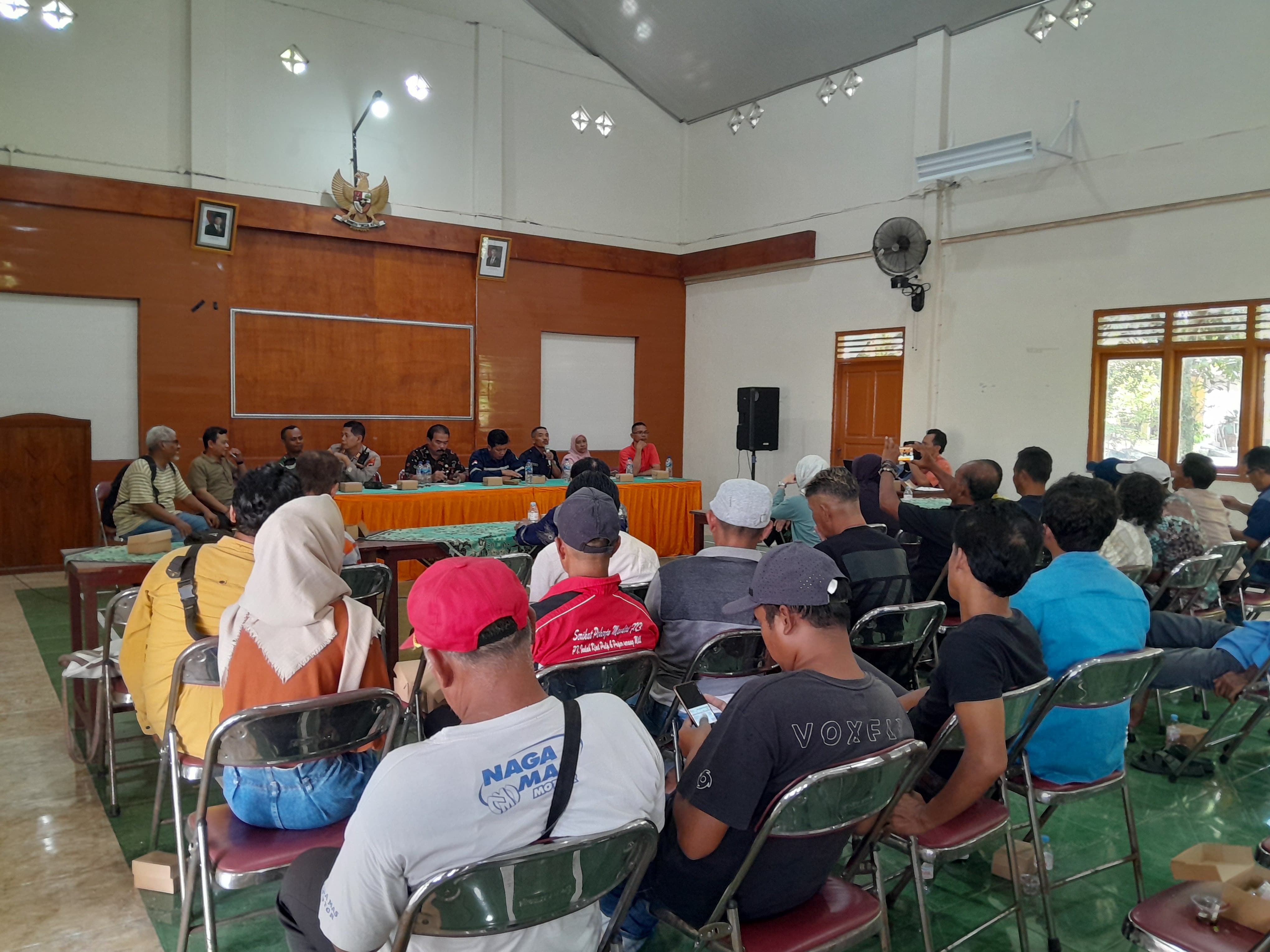 Mediasi antara warga Desa Titang, Kecamatan Jogonalan, Klaten dengan pengelola ternak ayam, Jumat (16/5/2025). (Dokumentasi Pemdes Titang)