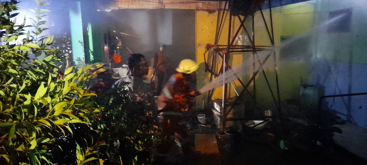 Tim Damkar Karanganyar berupaya padamkan api di rumah penjaga SDN 6 Ngringo, Jaten, Jumat (16/5/2025) petang. (Rudi Hartono/Radar Solo)
