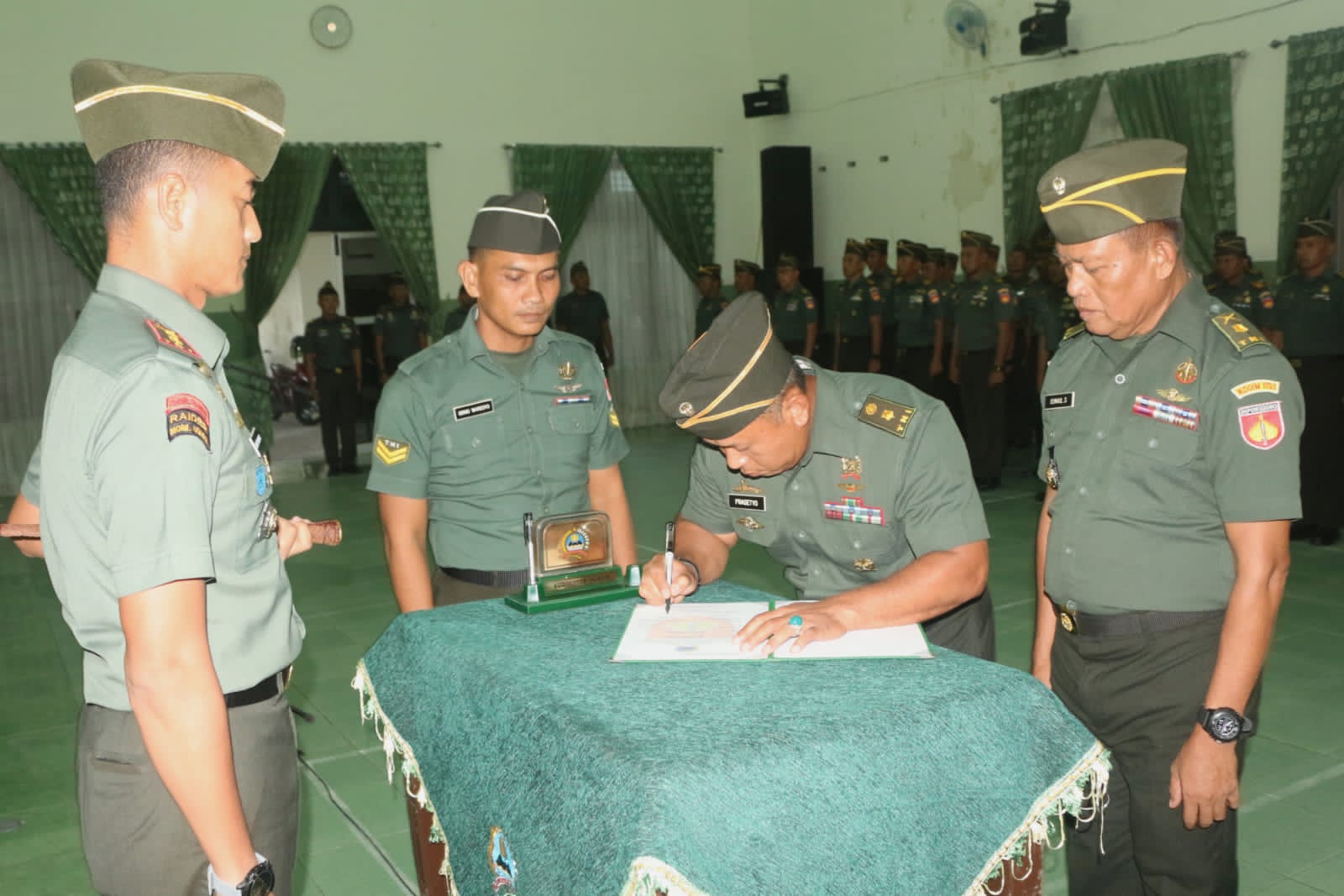 Dandim 0723/Klaten Letkol Inf Slamet Hardianto (kiri) memimpin sertijab kepala staf kodim (kasdim) yang baru, Kamis (15/5/2025). (Dokumentasi Kodim 0723/Klaten)