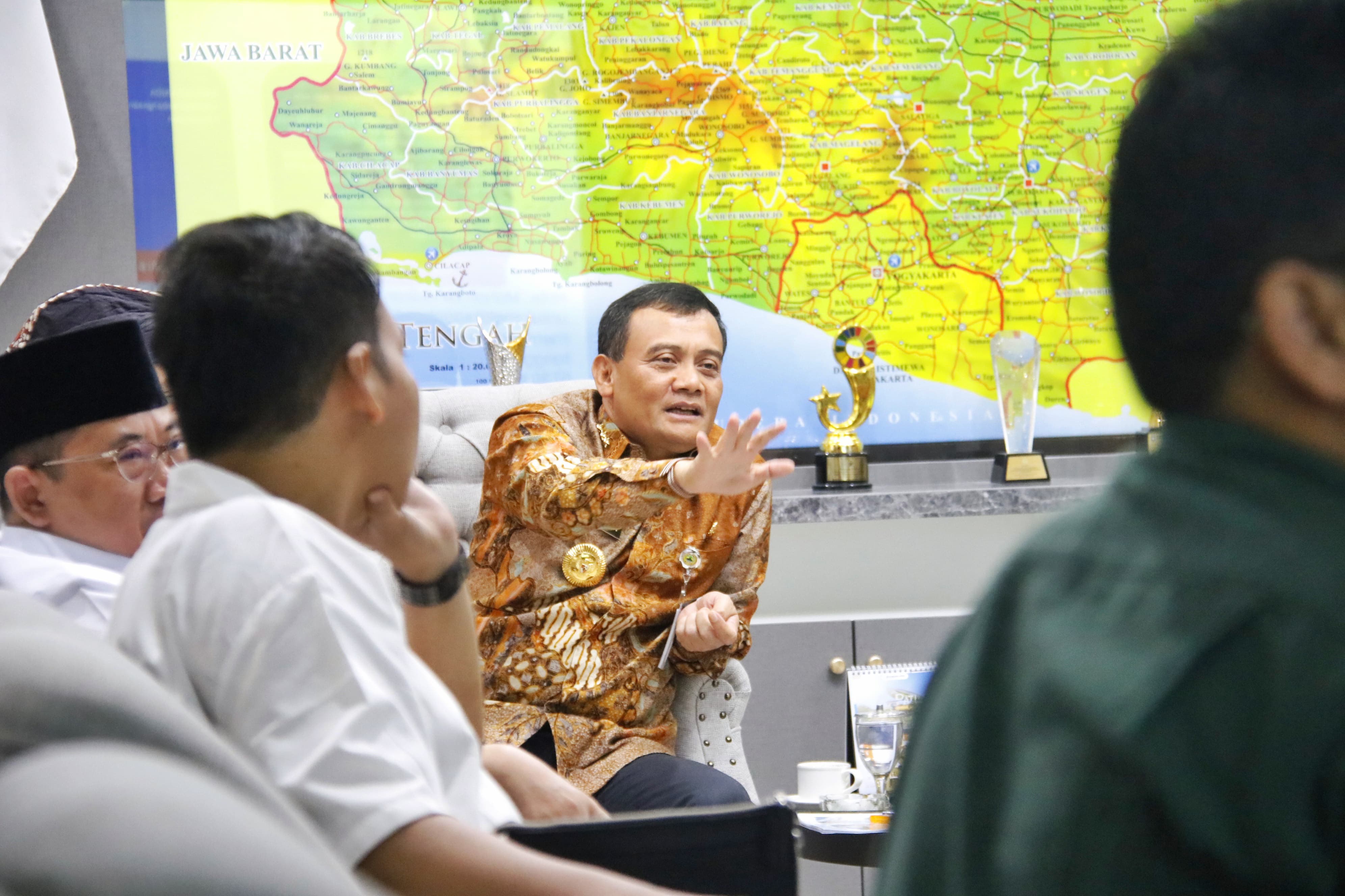 Gubernur Jateng Ahmad Luthfi beri arahan pada rapat koordinasi di kantor gubernur.