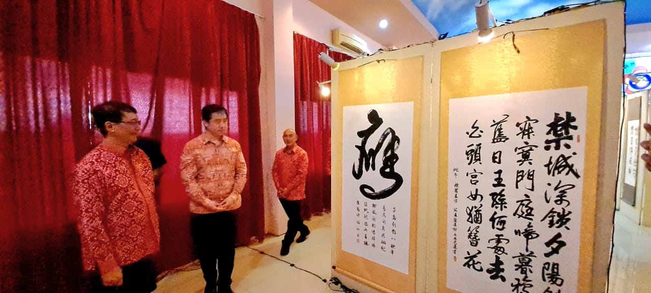 KREATIF: Pengunjung melihat karya yang dipajang dalam pameran kaligrafi dan lukisan bertema Tiongkok di Wisma Perhakkas, Jalan Sungai Sebakung.