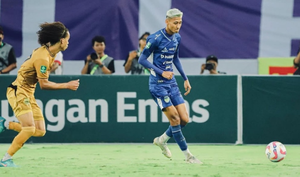 Gelandang PSIM Jogja Yudha Alkanza saat melawan Bhayangkara FC di Liga 2 musim lalu.