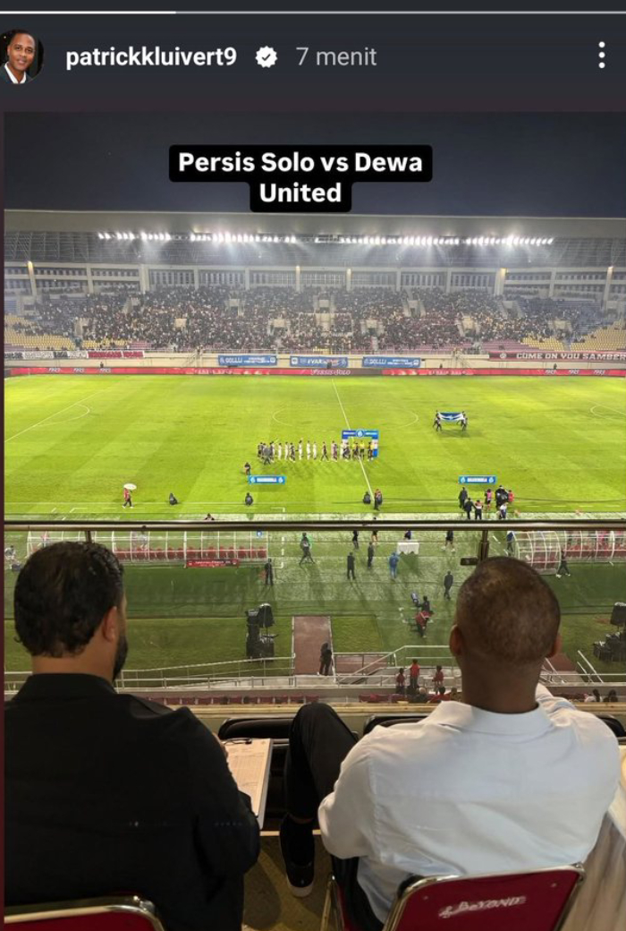Patrick Kluivert tengah menonton laga Persis Solo melawan Dewa United di Stadion Manahan, Sabtu (17/5/2025).