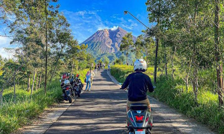 Pengunjung melintasi Jalan Estetik Sambangrejo Klaten.