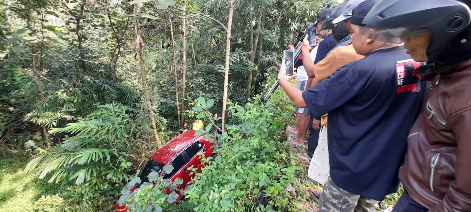 Kondisi mobil Toyota Agya yang kecelakaan di Kelurahan Gayamdompo, Kecamatan Karanganyar, Sabtu (17/5/2025) pagi. (Rudi Hartono/Radar Solo)