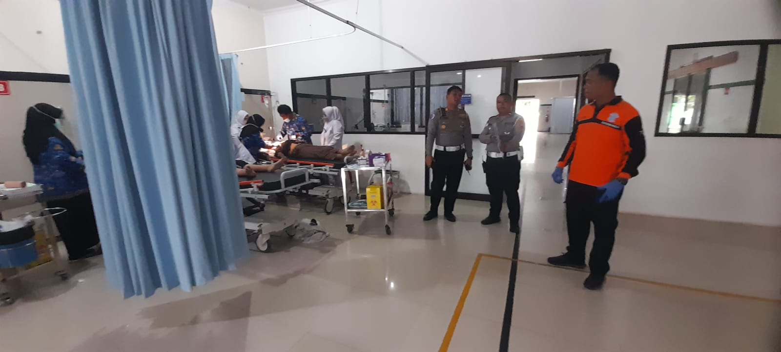 Anggota Satlantas Polres Karanganyar meminta keterangan korban kecelakaan Tawangmangu di IGD RSUD Karanganyar. (Rudi Hartono/Radar Solo)