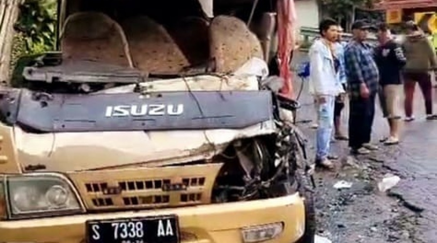 Kondisi mobil Elf yang mengalami laka tunggal di jalur lama Tawangmangu, Sabtu (17/5/2025).
