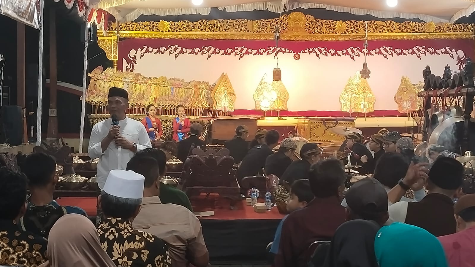 Sumanto, Ketua DPRD Provinsi Jawa Tengah sekaligus pegiat budaya asal Karanganyar, menjawab dengan aksi nyata, yakni secara rutin, ia menggelar pementasan wayang kulit yang dikemas sebagai wahana eduk