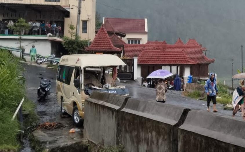 Mobil Elf alami rem blong di jalur Tawangmangu, menabrak pondasi jembatan. Lima penumpang dilaporkan meninggal dunia.