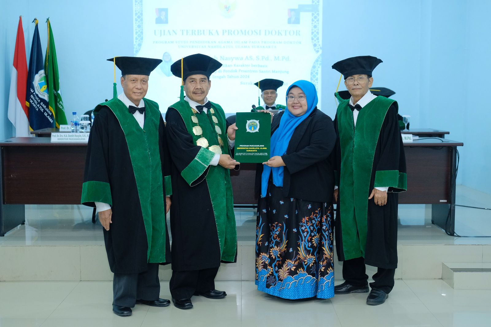 BAHAGIA: Azka Aqilah Nasyawa dinyatakan lulus menyandang gelar doktor usia menjalani sidang terbuka program Pascasarjana Pendidikan Agama Islam, Sabtu (17/5).&nbsp;  &nbsp;