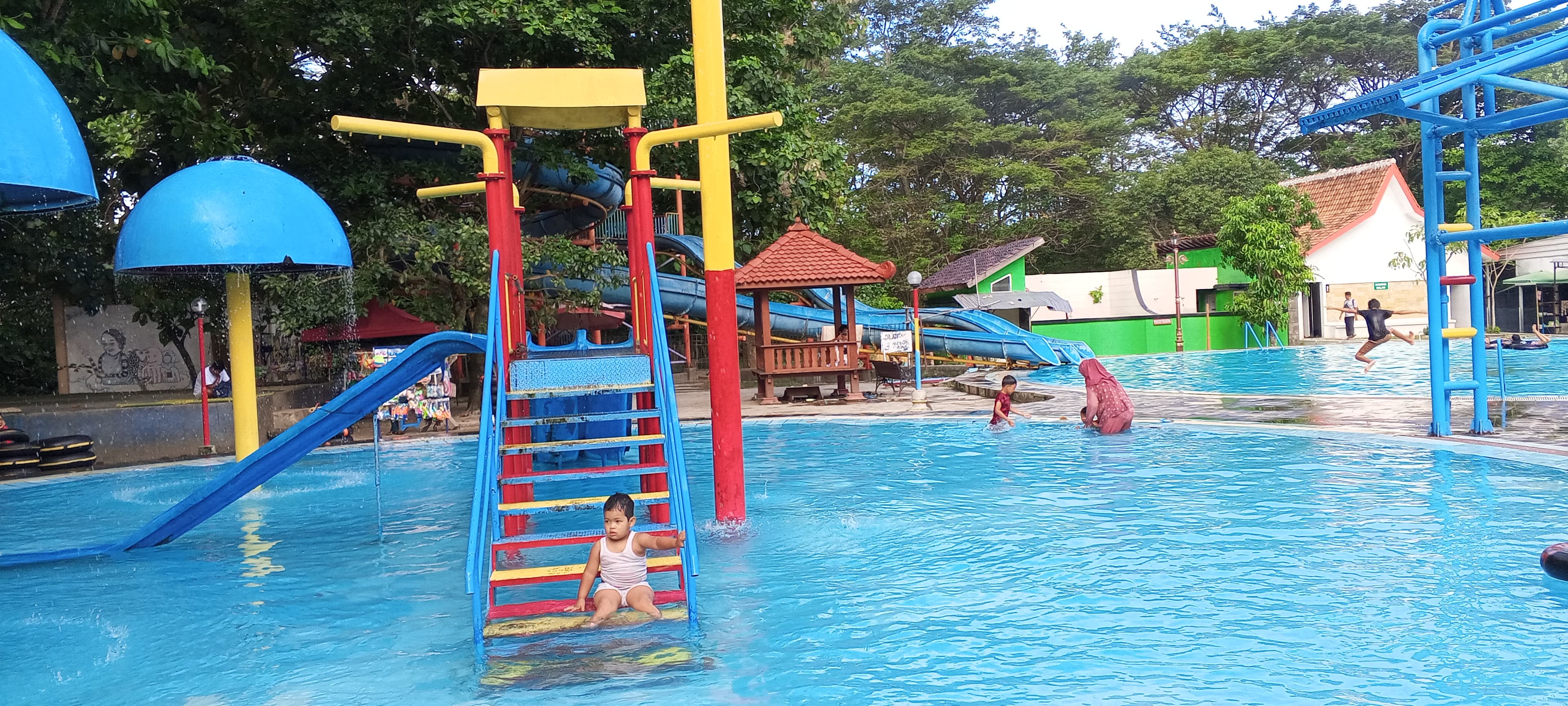 Pengunjung memadati wisata Umbul Cokro di Klaten.