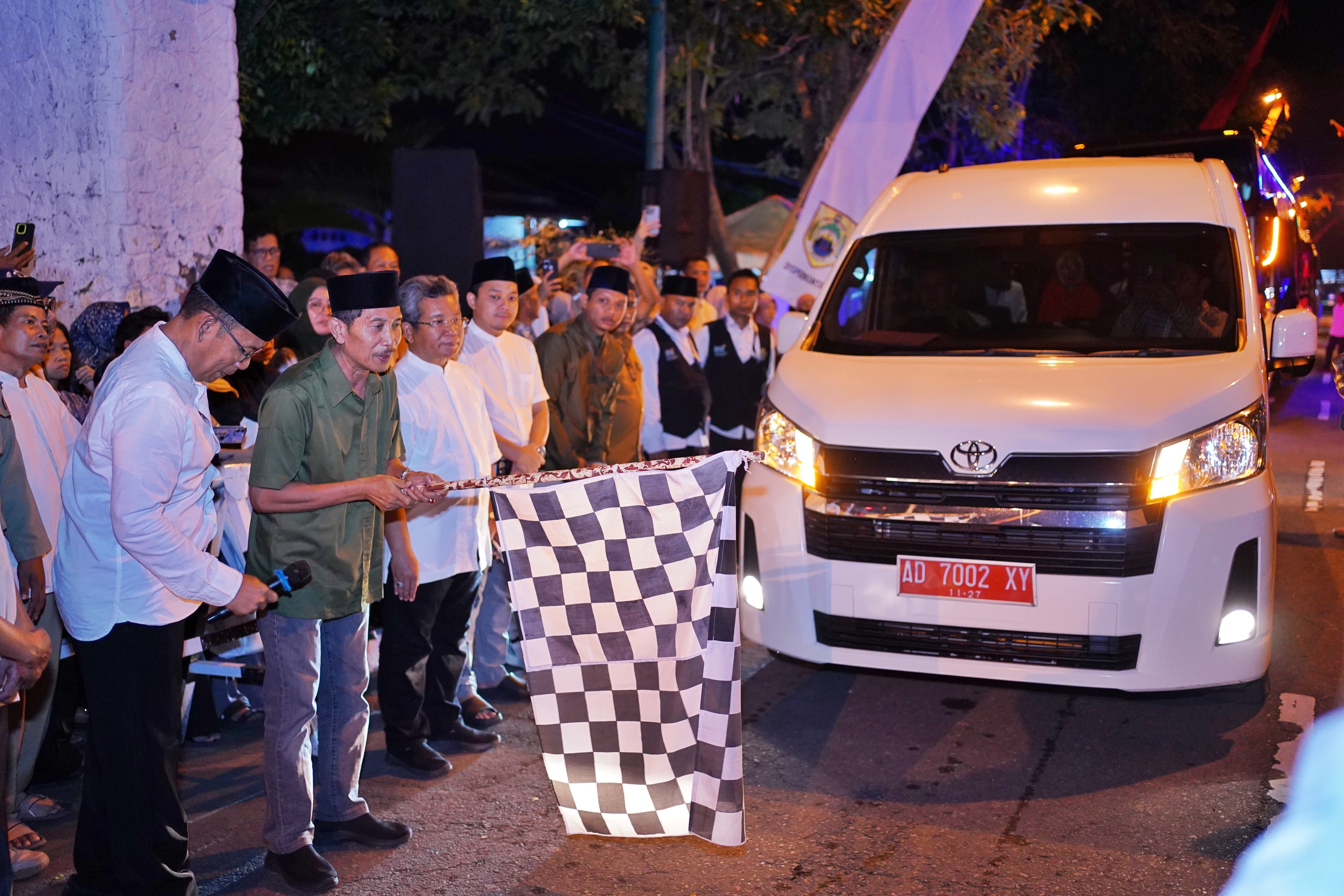 Bupati Sragen Sigit Pamungkas (kiri) dan Wakil Bupati Sragen Suroto melepas keberangkatan calon jemaah haji asal Kabupaten Sragen, Minggu (19/5/2025) malam. (Ahmad Khairudin/Radar Solo)