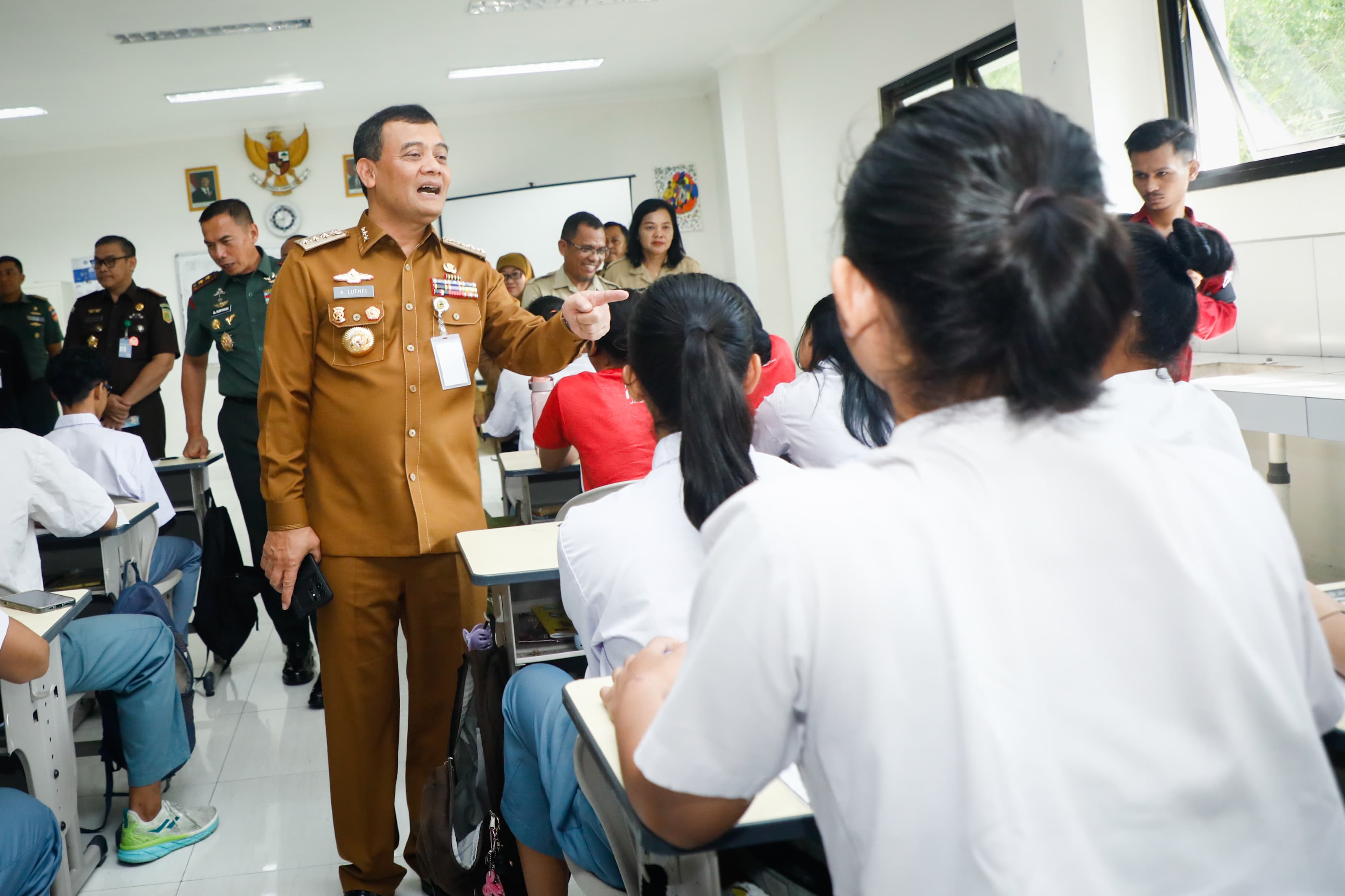 Gubernur Jatengh Ahmad Luthfi di sela peluncuran aplikasi SPMB dan peresmian SMAN Keberbakatan Olahraga di Kawasan Olahraga Jatidiri, Semarang, Senin (19/5/2025).
