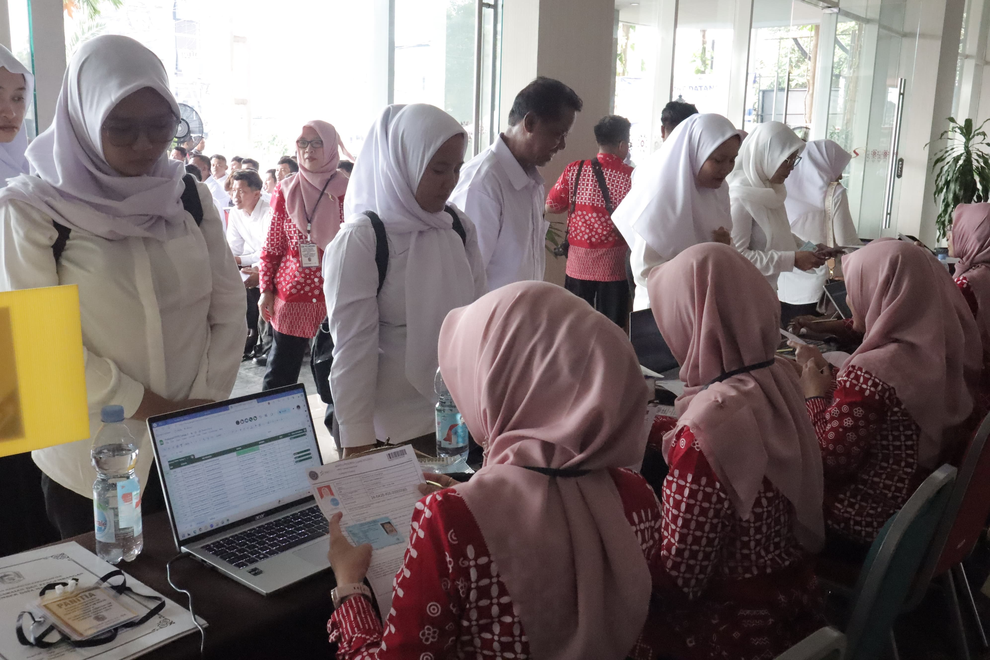 Peserta seleksi PPPK Kabupaten Karanganyar registrasi sebelum seleksi kompetensi dasar (SKD) di UNY Yogyakarta, pekan lalu. (Rudi Hartono/Radar Solo)