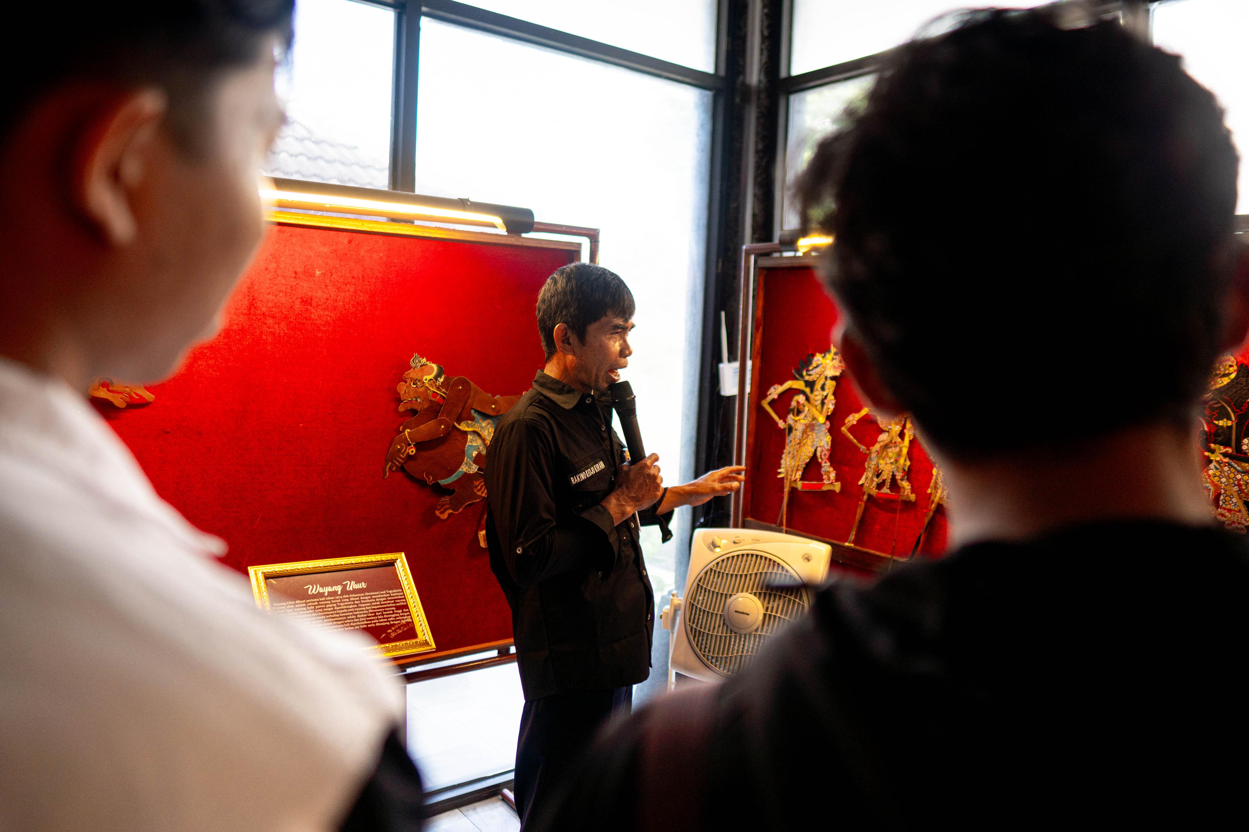 Anggota komunitas Honda Vario berkeliling Museum  Wayang Indonesia