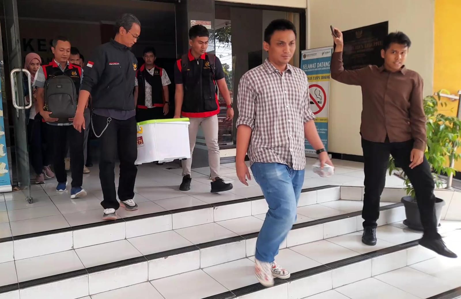 Penggeledahan kantor Dinkes Karanganyar terkait dugaan korupsi pengadaan alkes tahun 2023. (Rudi Hartono/Radar Solo)