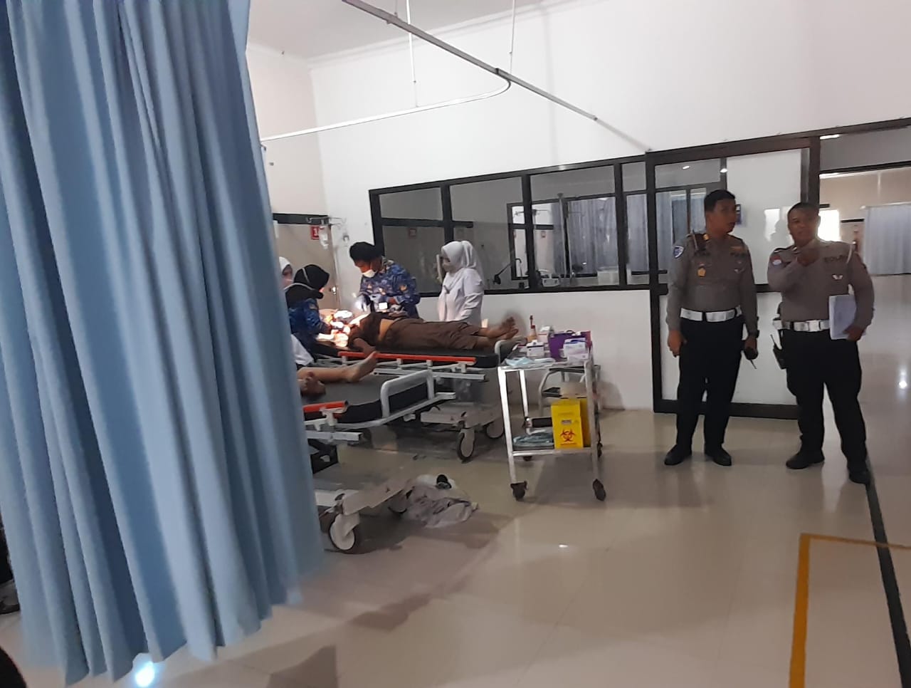 Sejumlah korban kecelakaan maut rombongan wisatawan di Gondosuli, Tawangmangu saat dirawat di RSUD Karanganyar. (Rudi Hartono/Radar Solo)