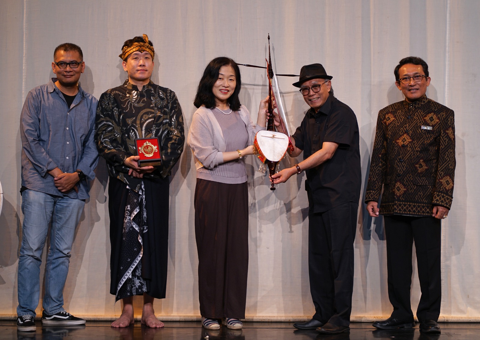Simbolis penyerahan cenderamata dari ISI Surakarta kepada Hanyang University.