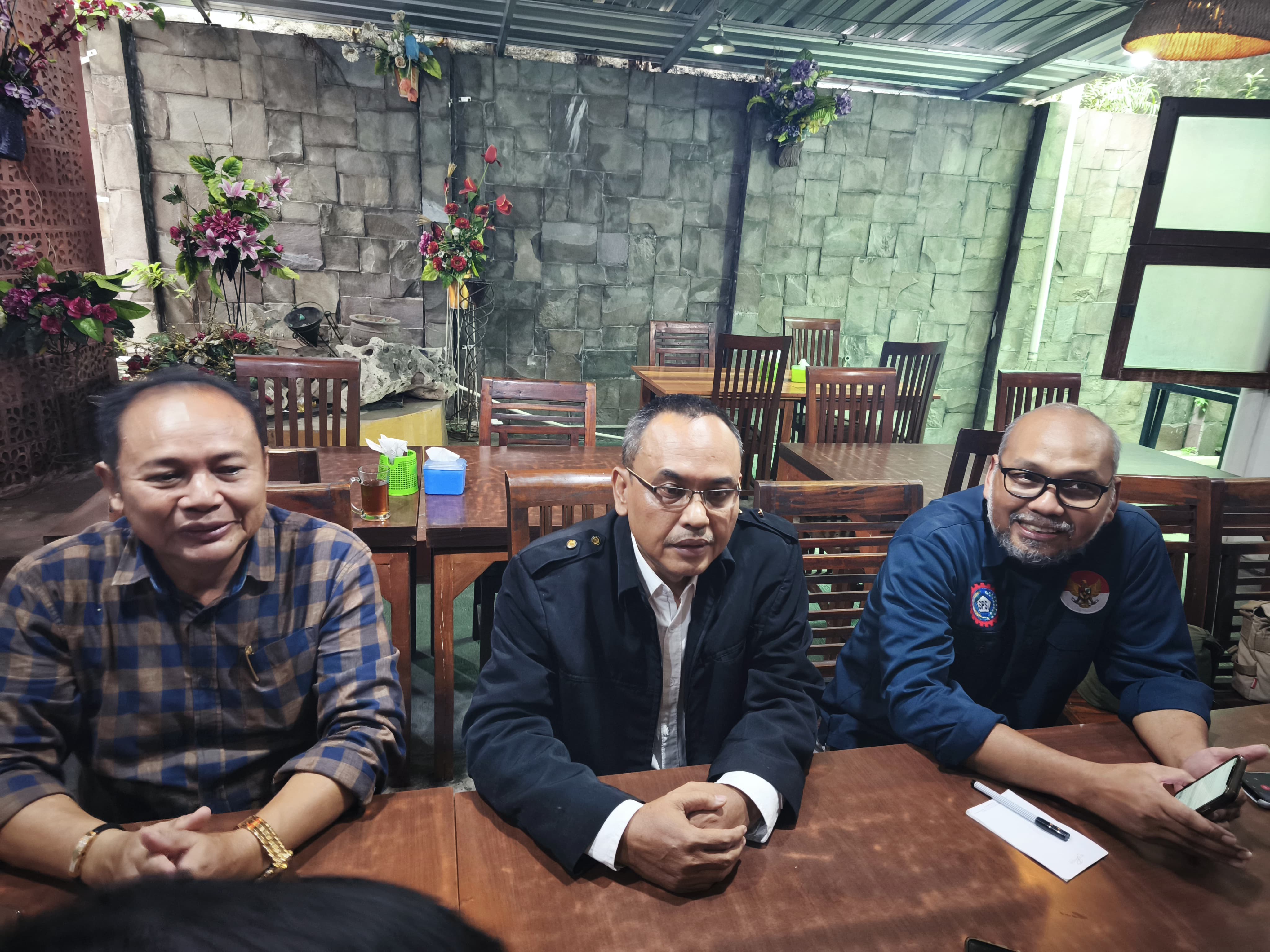 Serikat Pekerja DPD KSPSI Jawa Tengah bersama tim kuasa hukum beri keterangan pers, Senin (19/5/2025).