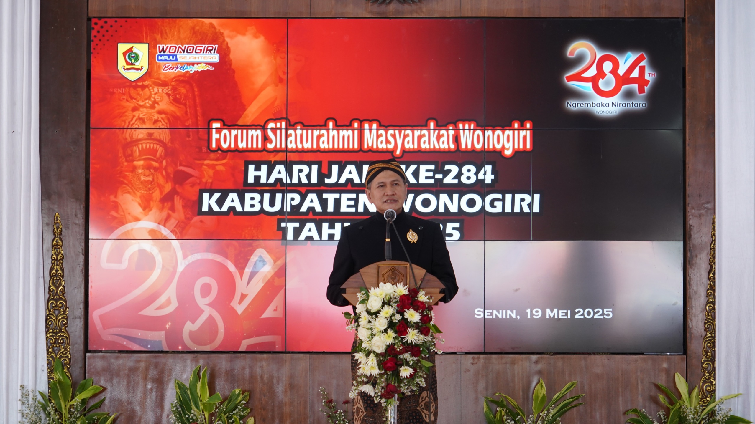 Bupati Wonogiri Setyo Sukarno memberikan sambutan dalam Forum Silaturahmi Masyarakat Wonogiri memperingati Hari Jadi ke-284 Wonogiri di pendapa rumah dinas Bupati Wonogiri, Senin (19/5/2025).