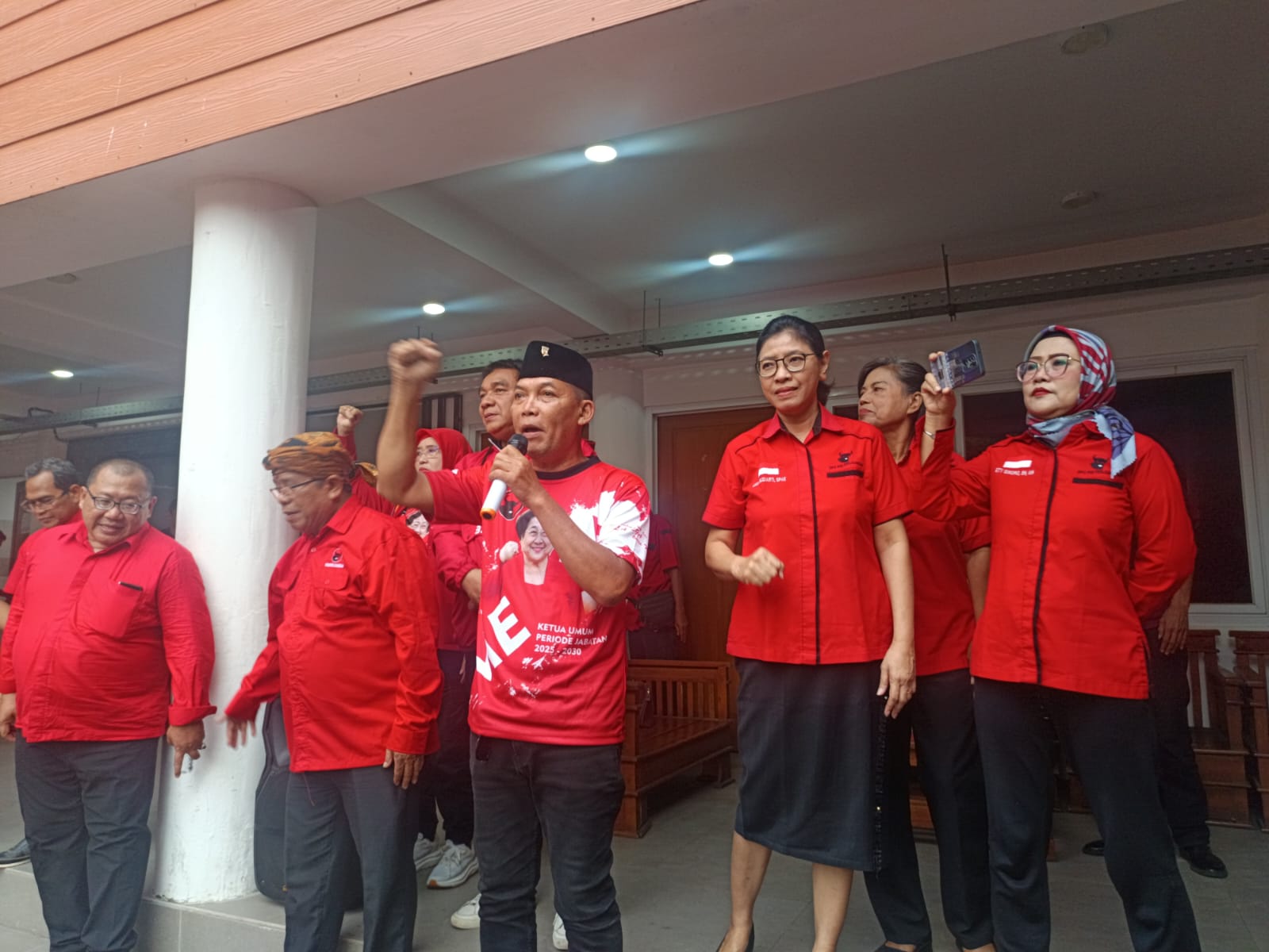 Pengurus DPC PDIP Solo menggelar deklarasi dukungan kepada Megawati Soekarnoputri untuk lanjut pimpin PDIP. (A Christian/Radar Solo)