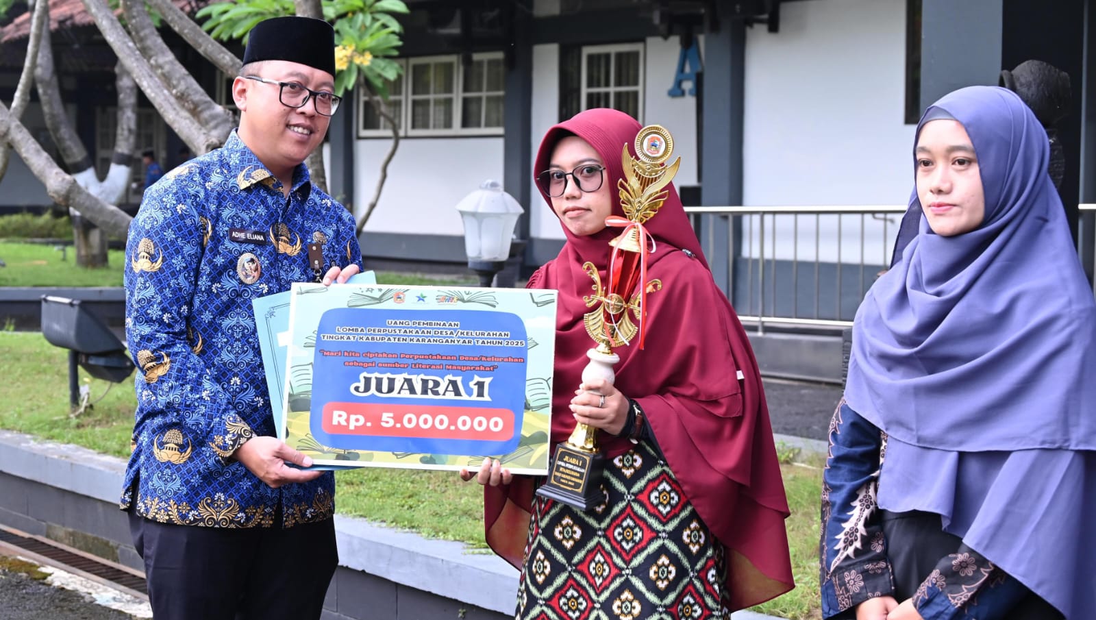 Wakil Bupati Karanganyar Adhe Eliana menyerahkan penghargaan pemenang Lomba Perpustakaan Desa Tingkat Kabupaten, Selasa (20/5/2025). (Rudi Hartono/Radar Solo)